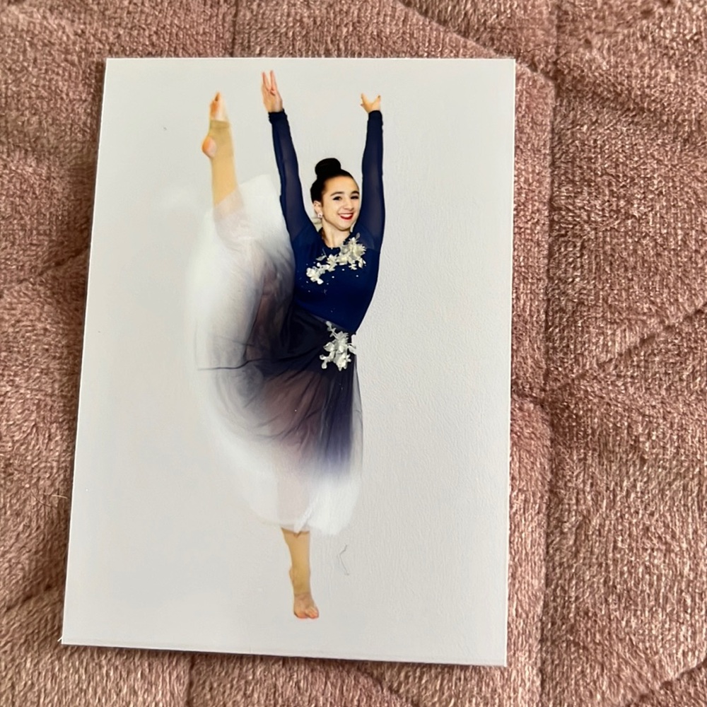 Two piece ballet costume, skirt needs to be steamed. Size 4-6. Beautiful